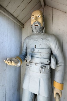 A Carolean soldier: this 17th-century war invalid stands in Vöyri, carved by Mårten Lassus in mid-19th century. Photo: Aki Paavola